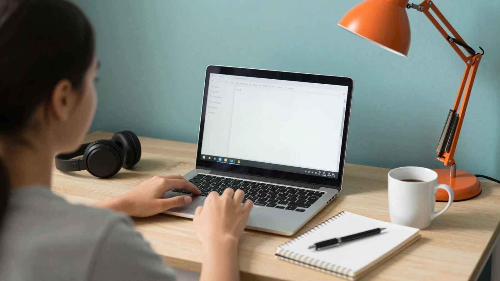 Murid belajar online lewat laptop; foto stok ilustrasi